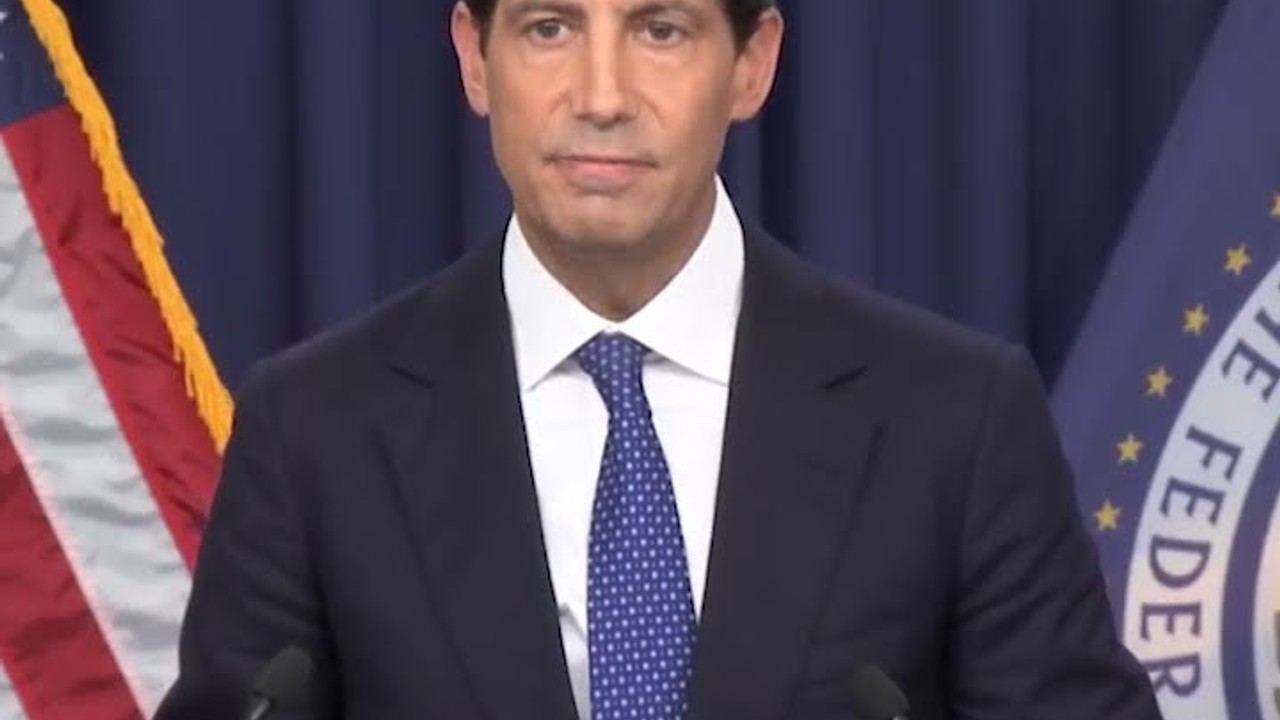 El presidente Warsh lee declaración inicial en conferencia del FOMC el 16 de septiembre de 2026